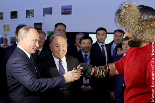 Путину в Казахстане подарили завязанный в узел гвоздь