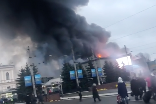 ТЦ загорелся в Петербурге на площади 5 тыс. кв. метров