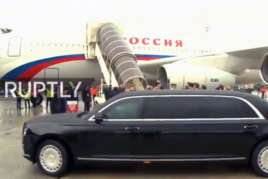 Путин привез в Париж российский лимузин