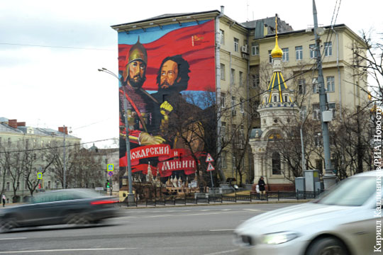 Главный архитектор Москвы раскритиковал граффити в «бомбическом» месте у Кремля