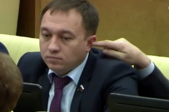 В Госдуме не оценили шутку депутата с пальцем в ухе коллеги