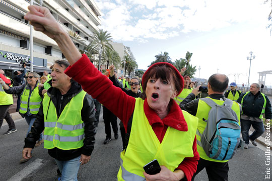 Массовые протесты против цен на топливо привели к жертвам во Франции