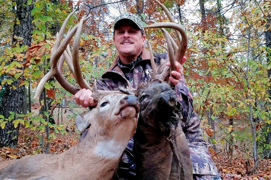 В США охотник подстрелил оленя с трупом на рогах