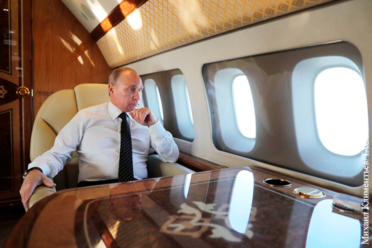 Песков сказал, чем занят Путин во время долгих перелетов