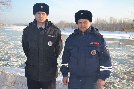 Красноярские полицейские потушили дом снегом