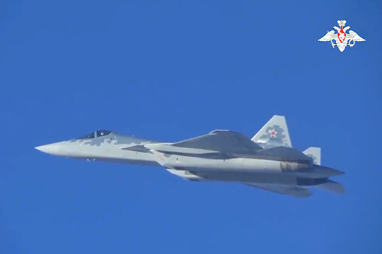 Опубликовано первое видео полета новейших Су-57 в небе над Сирией