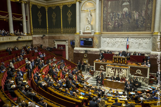 Парламент Франции принял закон против «ложных новостей»