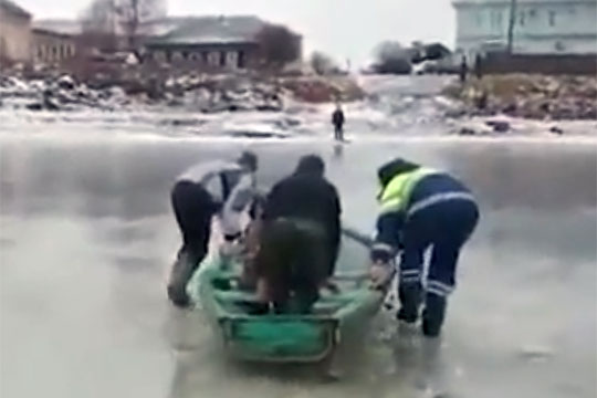 Вологодские полицейские спасли провалившегося под лед мальчика