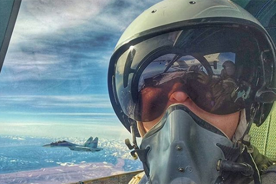 Летчик российского боевого самолета сделал селфи во время дозаправки в воздухе