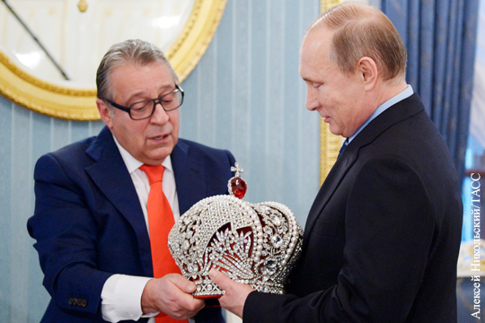 Хазанов объяснил, почему подарил Путину корону
