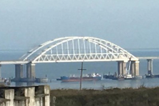 Проход под арками Крымского моста перекрыт сухогрузом