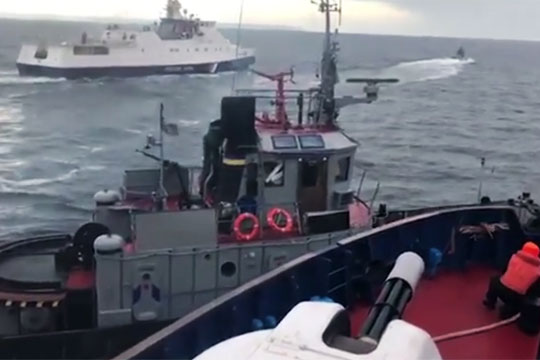 Опубликовано видео навала российского корабля на украинский