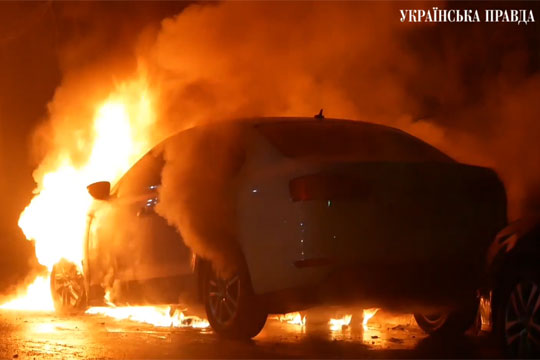 Машина российских дипломатов сгорела в центре Киева  