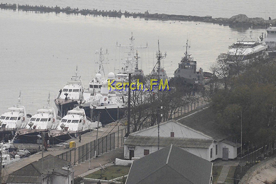 Опубликовано видео задержанных кораблей ВМС Украины в Керчи