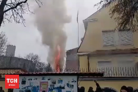 Радикалы устроили пожар на территории генконсульства России в Харькове