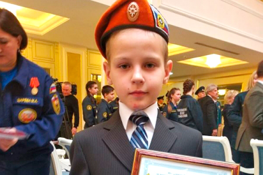 Вынесший из горящего дома братьев и сестер мальчик получил гражданство России