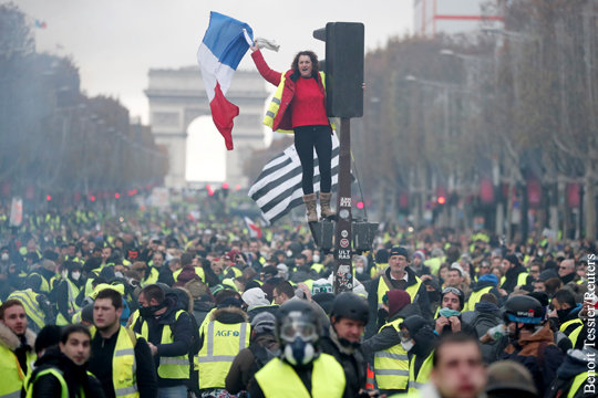 За массовыми протестами во Франции стоит фигура скандального олигарха