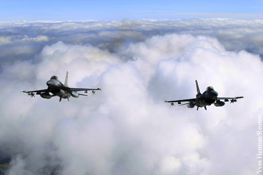 ВВС Бельгии подняли F-16 для сопровождения российских Су-27 над Балтикой