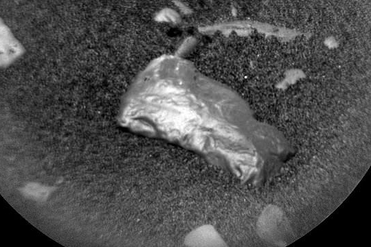 На Марсе нашли странный блестящий объект