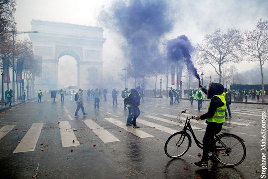 Во Франции собрались ввести режим ЧП из-за беспорядков