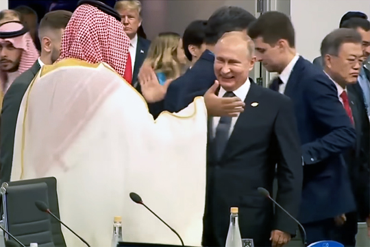 Песков раскрыл историю эффектного рукопожатия Путина с саудовским принцем