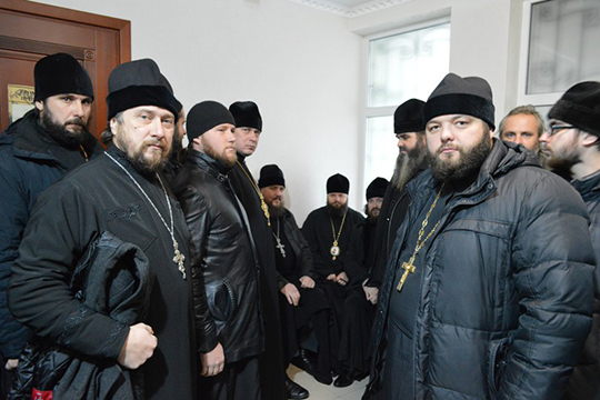 Киев строит «поместную церковь» методами большевиков