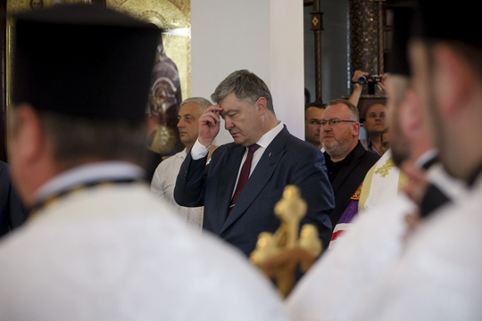 Стало известно о причащении Порошенко в церкви УПЦ МП после начала кампании с томосом