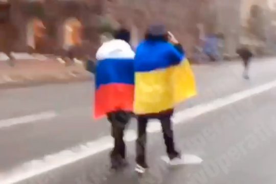Мужчины с флагами России и Украины прошли по центру Киева