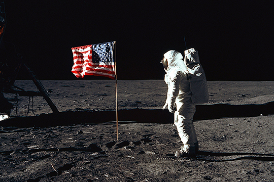 В РАН оценили вероятность инсценировки высадки американцев на Луну