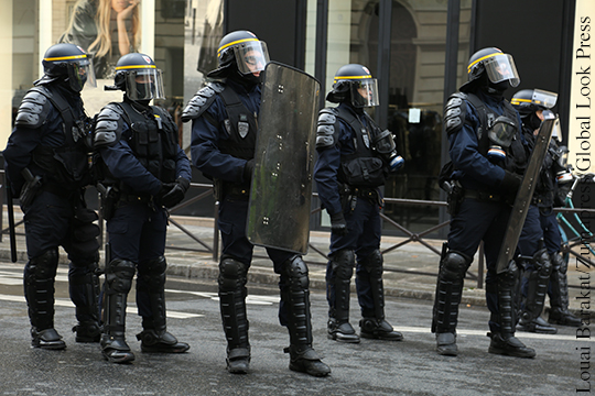Во Франции мобилизовали десятки тысяч полицейских