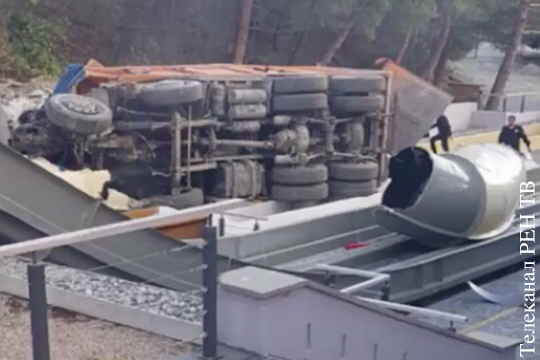 Опубликовано видео падения грузовика на аквапарк в Крыму