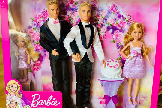 Производителю Барби предложили сделать Кенов геями