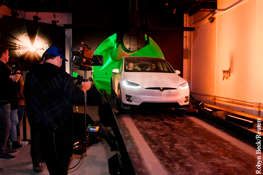 Видео «телепортации» Tesla по скоростному туннелю Маска попало в сеть