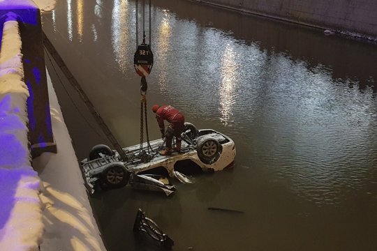 Машина упала в реку в центре Москвы