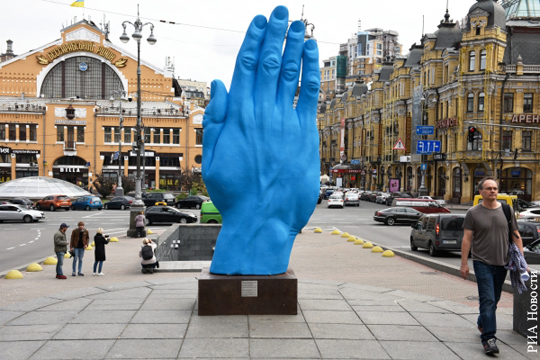 На гигантской синей руке в центре Киева появилась свастика
