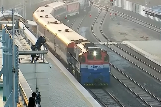 КНДР и Южная Корея символически объединили железные дороги