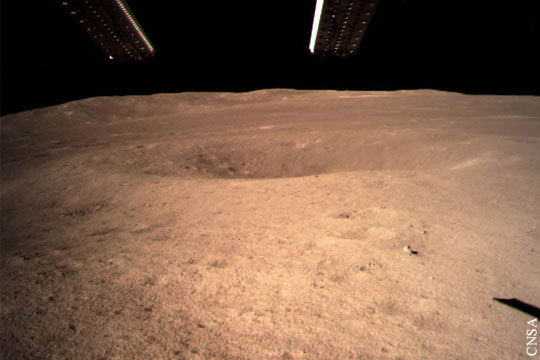 Китайская станция передала первое фото с обратной стороны Луны
