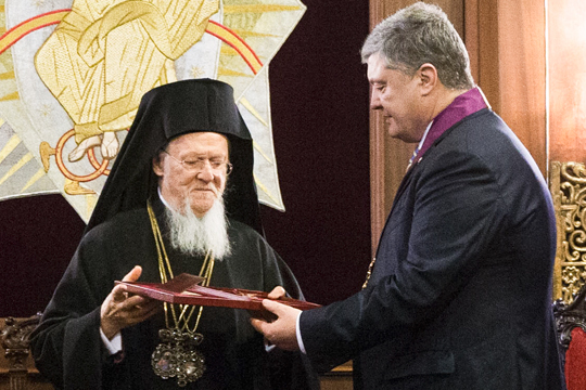 Порошенко вручил Варфоломею орден «За заслуги»