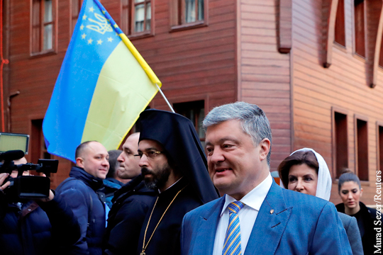 Члены делегации Порошенко обменялись бандеровским приветствием после выдачи томоса