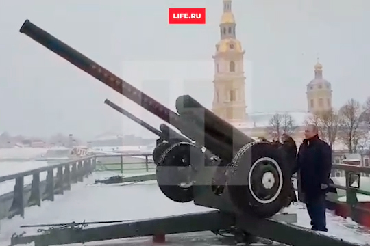 Путин выстрелил из пушки в Петербурге
