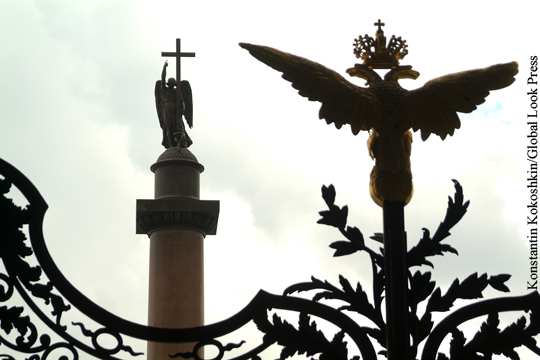 Двуглавый орел пропал с ограды Александровской колонны в Петербурге