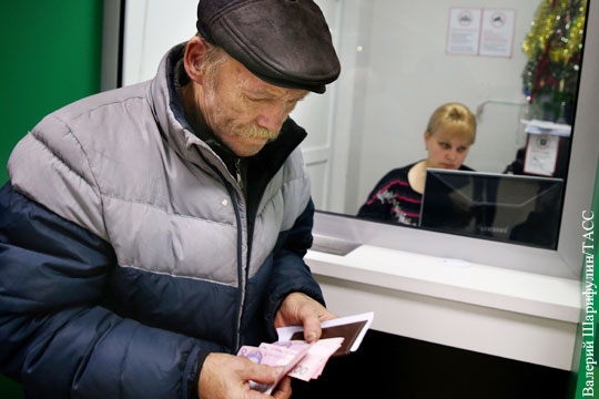 Пенсии на Украине сократились в два раза