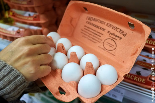 Яйца в России начали продавать девятками