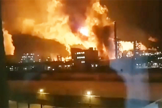 На Украине произошел пожар на нефтехимическом заводе