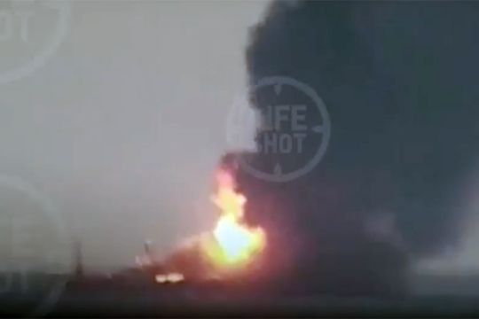 В Керченском проливе загорелись два судна