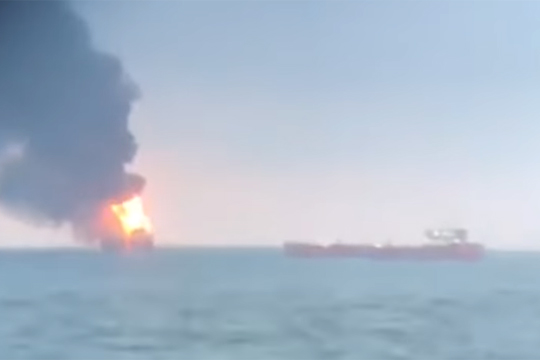 Спасатели сообщили об угрозе взрыва газа на горящих в Керченском проливе судах
