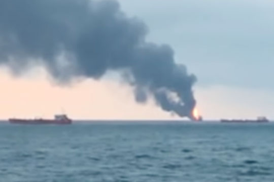 Спасатели потеряли надежду найти живыми моряков загоревшихся судов в Керченском проливе