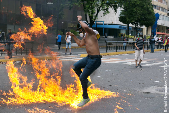В Каракасе начались ожесточенные столкновения со взрывами