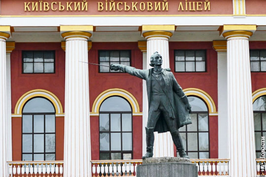В Киеве снесли памятник «коммунисту» Суворову