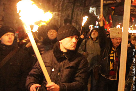 Украинские националисты устроили факельное шествие в Киеве